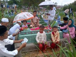 Tradisi Lebaran, Warga Palembang Ramai-ramai Ziarah ke TPU Usai Salat Id