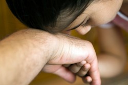 Sungkem Vs Cipika-cipiki: Mana yang Lebih Aman dari Penularan Virus?