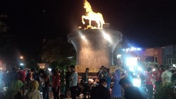 Alun-alun Kuningan Diserbu para Pemudik yang Pulang Kampung