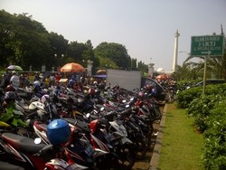 Pak Ahok! Parkir Liar Menjamur di Sekitar Monas, Tarif Motor Rp 10 Ribu