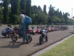 Bahayanya Kebut-kebutan Motor Trill Kecil di Pelataran Monas