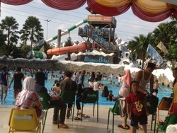 Kolam Renang Snow Bay, Wahana Primadona di TMII