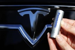 Bikin Baterai Mobil Listrik yang Oke, Tesla Gandeng Panasonic?
