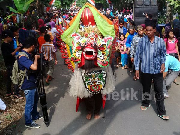 Warga Kemiren Arak Barong untuk Tolak Musibah