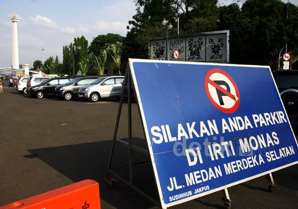 Parkir Liar Menjamur di Sekitar Monas