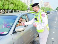 Rayakan Idul Fitri, Polisi Abu Dhabi Bagi-bagi Permen Gratis di Jalanan