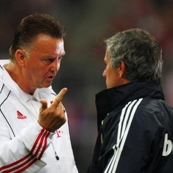 Van Gaal Tak Tertarik dengan Mind Games Mourinho