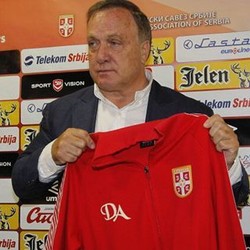 Advocaat Yakin Loloskan Serbia ke Euro 2016