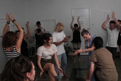 Lepas Stres, Orang-orang Ini Diajak Menari dalam Kegelapan