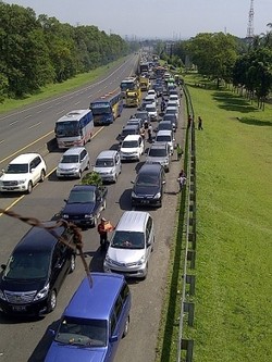Volume Kendaraan Membludak, Pintu Keluar Tol Ciawi Dialihkan ke Bogor