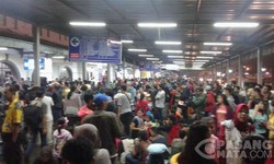 Puluhan Penumpang Gagal Mudik Pakai Kereta karena Identitas Beda di Tiket
