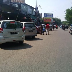 Pasar Gembrong Dipenuhi PKL Hingga Tumpah ke Jalan