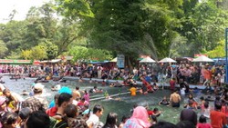 Kala Masyarakat Bertamasya Melihat Ikan Dewa di Kuningan