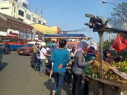 Pak Satpol! PKL Nekat Jualan Lagi dan Makan Jalan di Pasar Minggu