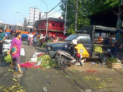 Tak Hanya Makan Jalan, PKL di Pasar Minggu juga Buka Lapak di Mobil Satpol