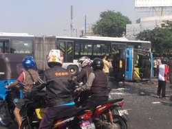 Kecelakaan Bus TransJ di Gunung Sahari Libatkan Bus Kecil Kopami