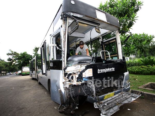 TransJakarta Tabrakan dengan Kopami
