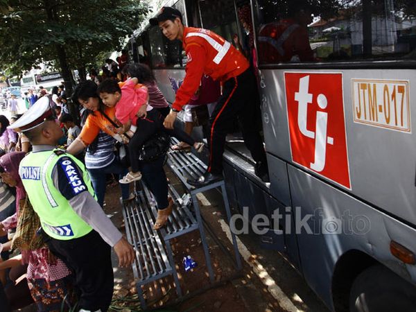 Pengunjung Membludak, Lalin ke Ragunan Dialihkan