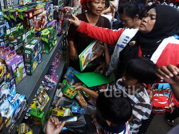 Pasar Gembrong Dipadati Pembeli