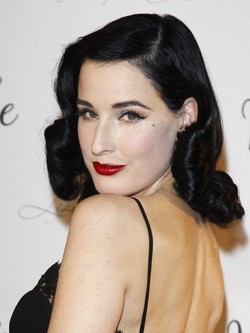 Dita Von Teese Luncurkan Lingerie Eksklusif untuk Ibu Baru Melahirkan