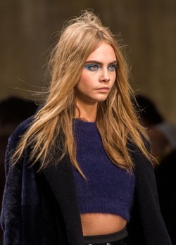 Cara Delevigne Tampil Solo dalam Kampanye Terbaru Topshop