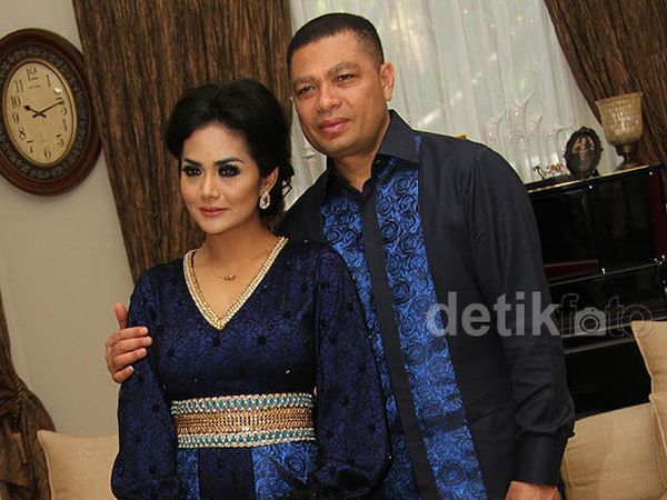 Krisdayanti dan Raul Lemos Serasi di Hari Lebaran
