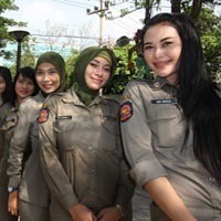 Mengapa Satpol ini Memborong Koran dari Pedagang yang Ditangkap?