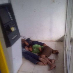 4 Anak Jalanan ini Tidur Pulas Dalam ATM Center di Ciputat