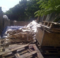 Warga Ciracas Keluhkan Lapak Barang Bekas yang Sebabkan Lingkungan Tercemar