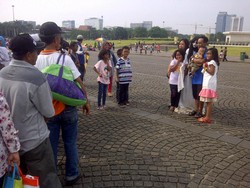 Tak Hanya PKL, Kuntilanak pun Mengais Rezeki di Monas