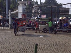 Nah! Dilihat Petugas UPT Monas, PKL Cuek Masuk Lewat Gerbang