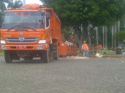 Sampah Menggunung di Monas Dibersihkan, PKL Tetap Bandel Gelar Lapak