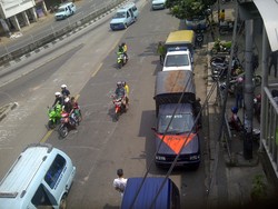 Satpol PP Sikat Lapak Liar di Jatinegara, PKL Kocar-Kacir