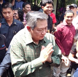 Saat SBY Ber-Selfie dengan Jurnalis di Cikeas