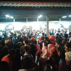 Stasiun Senen Dipenuhi Ratusan Orang yang Masih Mudik