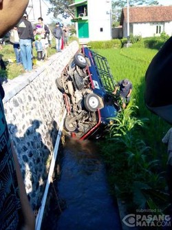 Pikap Terperosok ke Saluran Irigasi di Jalan Wonosobo-Banjarnegara