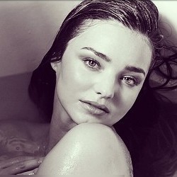 Aih... Miranda Kerr Topless untuk Iklan Celana Jeans