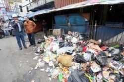 Petugas Masih Banyak yang Libur, Sampah Menumpuk di Bandung