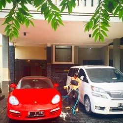 Julia Perez Seksi Saat Cuci Porsche