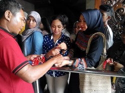 Warga Antusias Pakai Gelang Warna di Monas, Antrean Tak Lagi Mengular