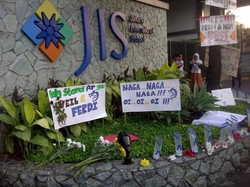 JIS Gelar Tabur Bunga di Depan Sekolah Dukung 2 Gurunya Dibebaskan