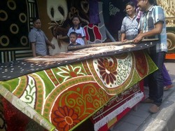 Cuci Gudang, Pedagang Karpet di Pasar Gembrong Untung Belasan Juta