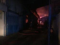 Pabrik Plastik di Sidoarjo Terbakar, Sudah 2 Jam Api Belum Padam