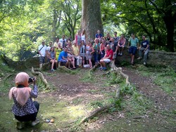 Puluhan Ribu Pengunjung Banjiri Kebun Raya Bogor, termasuk Bule-bule ini