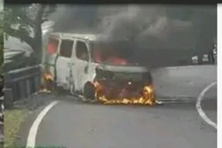 Gran Max Terbakar di Tikungan Bokong Semar Macetkan Jalur Wisata Yogya