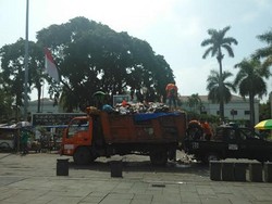 Petugas Kebersihan Rela Bekerja Saat Libur Lebaran Demi Uang Tambahan