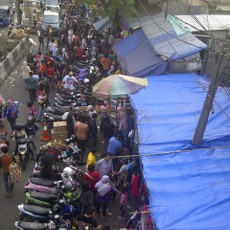 Pasar Mainan Gembrong Diserbu Pembeli, Parkir Dadakan Menjamur