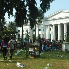 Pengunjung Museum Membeludak, Sampah Berserakan di Halaman