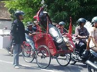 Motor Kok Naik Becak?