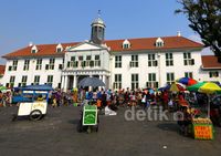 PKL Gelar Lapak di Depan Museum Fatahillah